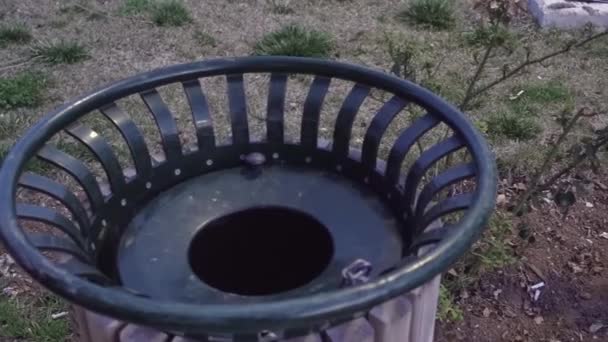 Eine Person Wirft Einwegmaske Mülleimer — Stockvideo