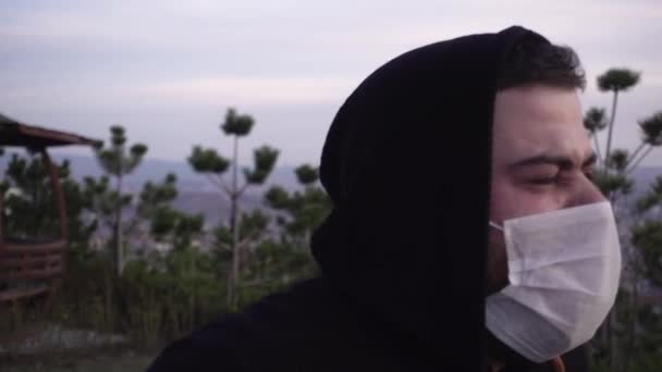 Parkta Spor Öksürüğü Yapmaktan Yorgun Düşmüş Maske Takan Genç Adam — Stok video