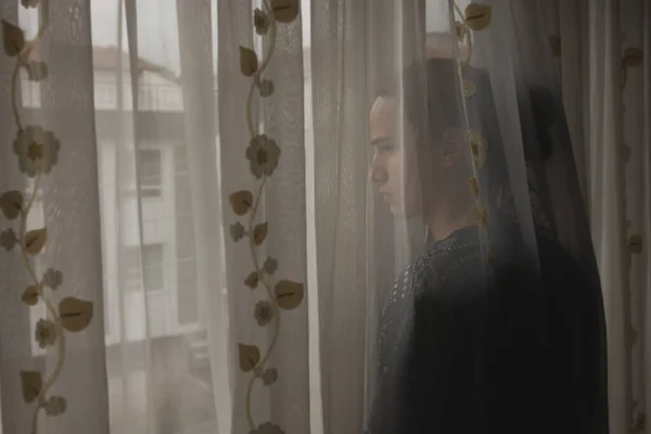 Teen Front Curtain Watching Empty Street His Window Anxiety — Stock Photo, Image