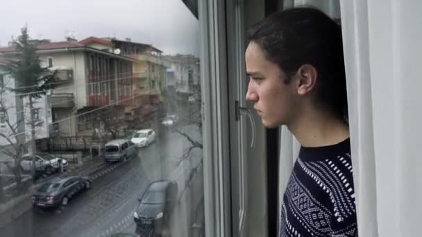 Deprimido Turco Millennial Cara Assistindo Ruas Vazias Infelizmente Dia Chuvoso — Vídeo de Stock