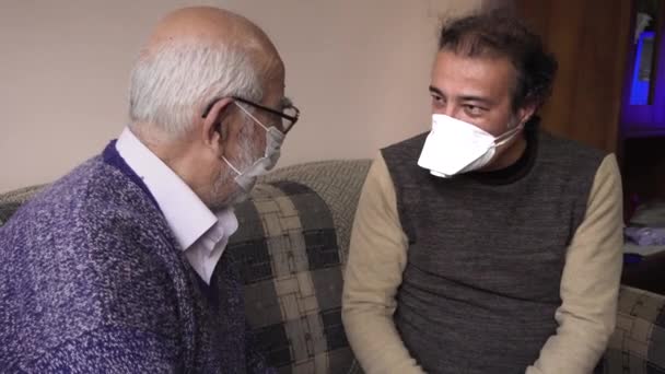 Padre Anciano Hijo Mayor Con Máscaras Charlando Sobre Coronavirus Con — Vídeos de Stock