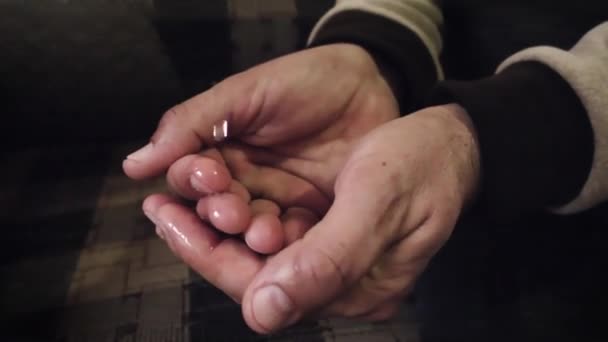 Starszy Turek Myje Ręce Wodą Kolońską Zwolnionym Tempie — Wideo stockowe