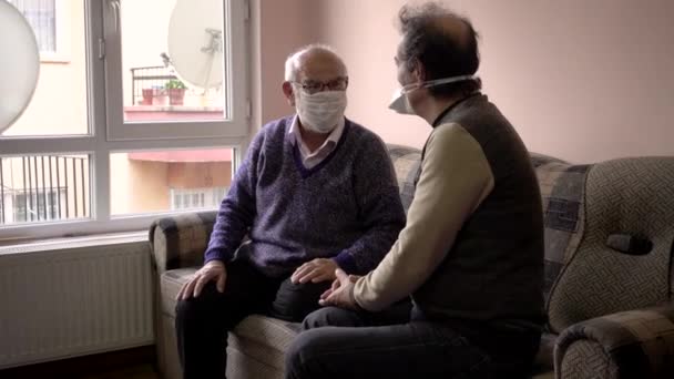 Nyfiken Äldre Turkisk Man Bär Masker Berättar Sina Problem Koronavirus — Stockvideo