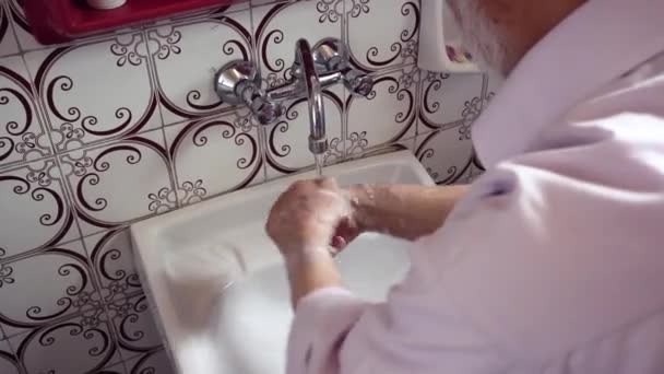 Nakloněný Záběr Staršího Tureckého Muže Jak Myje Ruce Retro Koupelně — Stock video