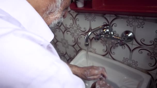 Foto Rastreo Anciano Turco Que Lava Las Manos Cuarto Baño — Vídeo de stock