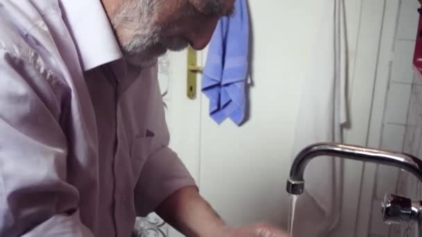 Sledování Záběru Postranního Pohledu Staršího Tureckého Muže Jak Myje Ruce — Stock video