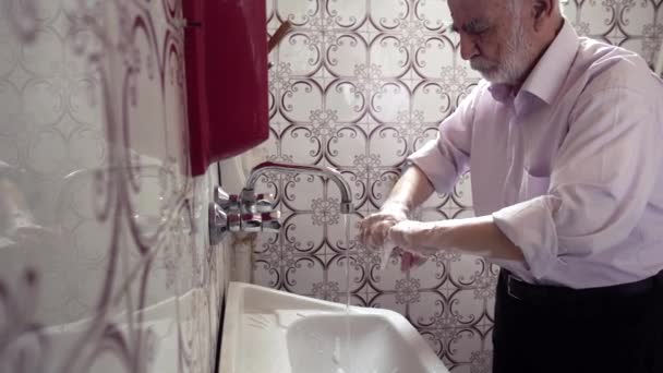 Oudere Turkse Man Wassen Zijn Handen Vooral Zijn Vingers Met — Stockvideo