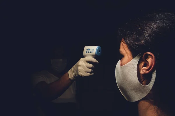 Медицинский Работник Измеряет Температуру Тела Здорового Молодого Человека Инфракрасным Термометром — стоковое фото