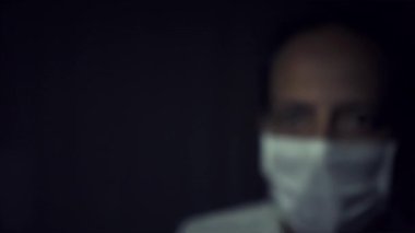 Bir adamın tehlikeli derecede yüksek vücut ısısını ölçen kızılötesi termometreyi yakın çekim yap.