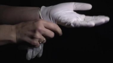 Coronavirus 'a karşı korunmak için tıbbi eldiven takan bir kadının yakın plan fotoğrafı.