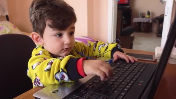 Nieuwsgierig Klein Turks Kind Mooie Pyjama Probeert Spelen Met Computer — Stockvideo