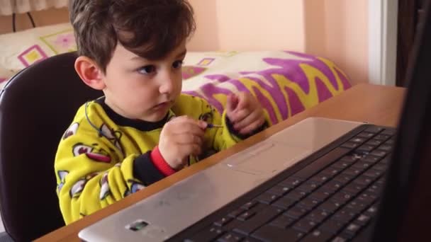 Ans Mignon Enfant Turc Pyjama Branche Écouteur Ordinateur Portable Pour — Video