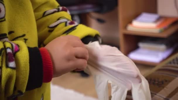 Nieuwsgierig Klein Turks Baby Dragen Masker Probeert Dragen Chirurgische Handschoenen — Stockvideo