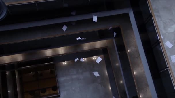 Egy Csomó Papír Leesik Felső Emeletről — Stock videók