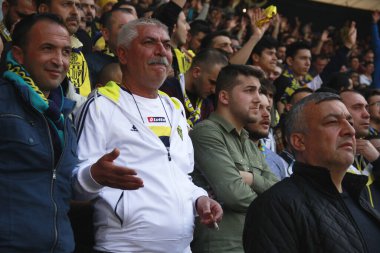 Ankara / Türkiye - 03.26.2017: Ankaragc Ankaragc takımının kaçırdığı skorun ardından futbol maçını izleyen yaşlı bir adam, Türkiye Süper Ligi 'nde mücadele eden bir futbol takımıdır.