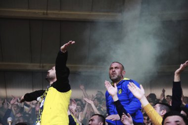 Ankara / Türkiye - 03.26.2017: İki futbol taraftarı zafer konusunda endişeli görünüyor. Ankaragc, Türkiye Süper Ligi 'nde mücadele eden bir futbol takımıdır.