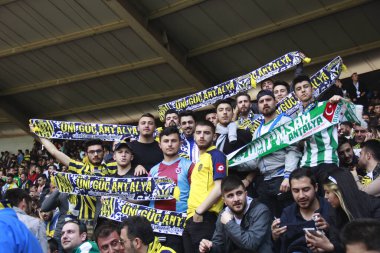 Ankara / Türkiye - 03.26.2017: Ankaragc takımını destekleyen bir grup genç Türk futbol taraftarı tribünde eşarp tutuyor. Ankaragc, Türkiye Süper Ligi 'nde mücadele eden bir futbol takımıdır.