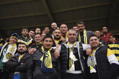 Ankara / Türkiye - 04.09.2017: Ankaragc takımını destekleyen üniforma giyen bir grup Türk futbol taraftarı. Ankaragc, Türkiye Süper Ligi 'nde mücadele eden bir futbol takımıdır.