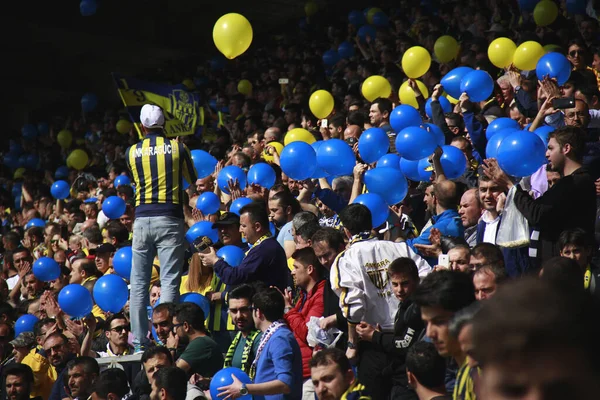 Ankara / Türkiye - 03.26.2017: Ankaragc taraftarları stadyumda balon tutuyor. Ankaragc, Türkiye Süper Ligi 'nde mücadele eden bir futbol takımıdır.