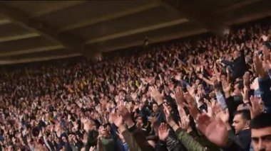 Ankara / Türkiye - 03.05.2017: Çok sayıda futbol taraftarı ellerini çırpıyor. Ankaragc, Türkiye Süper Ligi 'nde oynayan bir futbol gurubu.