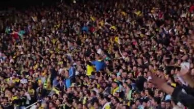 Ankara / Türkiye - 03.05.2017: Ankaragc 'ı desteklemek için atlayan kalabalık bir futbol taraftarı grubu. Ankaragc, Türkiye Süper Ligi 'nde oynayan bir futbol gurubu.