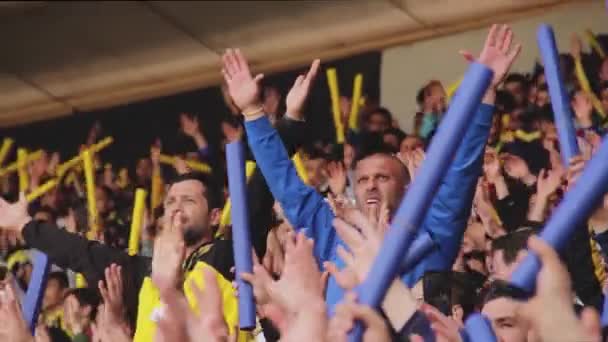 アンカラ トルコ 2017 トリビューンのリーダーは サッカーファンの大群衆をリードし 応援します アンカラ アンカラ トルコ スーパーリーグのサッカークラブ — ストック動画