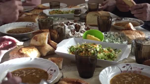 Família Muçulmana Lotada Comendo Comida Deliciosa Diversa Jantando Uma Mesa — Vídeo de Stock