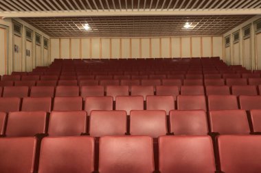 Corona virüsüyle ilgili sinemalar iptal edildikten sonra hiç kimse olmadan boş kırmızı sinema koltukları.