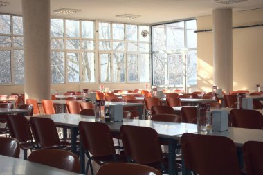 Corona virüsü nedeniyle okulların iptalinden sonra boş üniversite kafeteryasının çekimleri