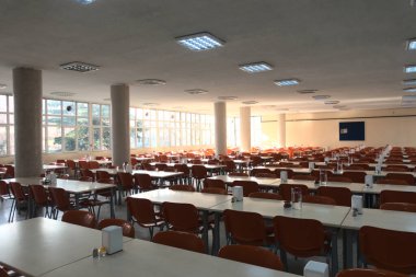 Okulların iptalinden sonra boş bir üniversite kantininde hiç öğrenci olmadan çekilmiş.