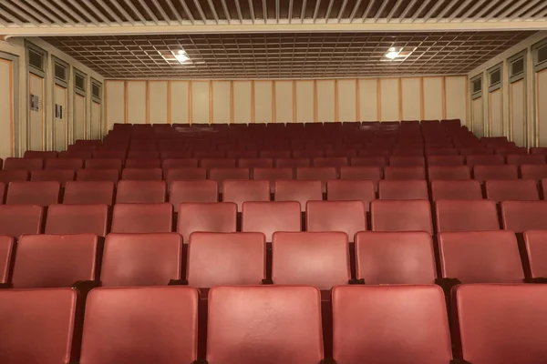 コロナウイルスに関する映画館のキャンセル後誰もいない空の赤い劇場の座席 — ストック写真