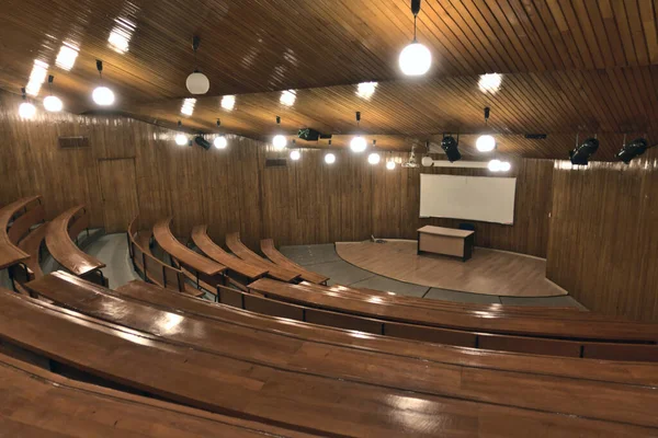 コロナウイルスに関する学校のキャンセル後の美しい照明と空の大学円形劇場 — ストック写真