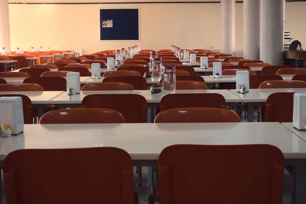 Corona virüsüyle ilgili okulların iptalinden sonra bir üniversite kafeteryasındaki boş koltukların yakın plan çekimi