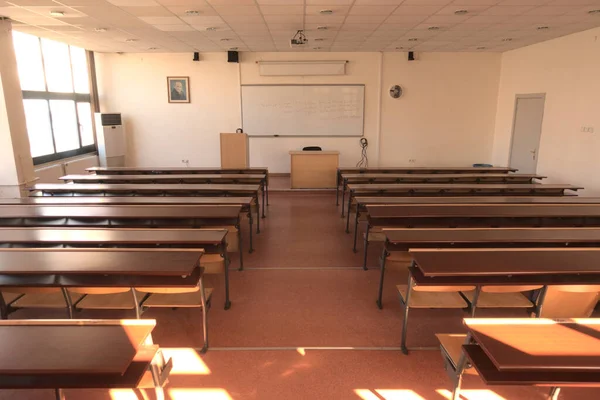 Küresel pandemik covid 19 ile ilgili alınan tedbirler nedeniyle boş lise sınıfı fotoğrafı