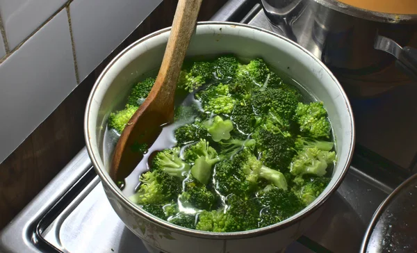 Colher Madeira Dentro Uma Sopa Brócolis Verde Fresco Vida Saudável Fotos De Bancos De Imagens