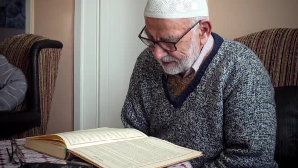 Idosos Turco Muçulmano Homem Vestindo Kufi Recitando Mais Sagrado Alcorão — Vídeo de Stock