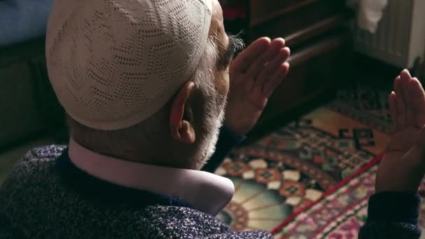 Homem Muçulmano Turco Idoso Usando Tampão Oração Ora Deus Levantando — Vídeo de Stock
