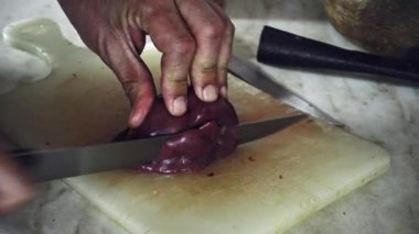 Ramazan ayında iftarda hizmet vermek üzere Türk üst düzey erkeğin et dilimleme sahnesini yakından çek