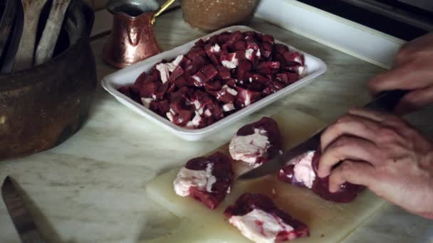 Primer Plano Hombre Turco Mayor Picando Carne Hígado Tabla Cortar — Vídeos de Stock