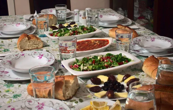 Tiro Deliciosa Fresca Comida Iftar Cocina Turca Sin Gente Mesa —  Fotos de Stock