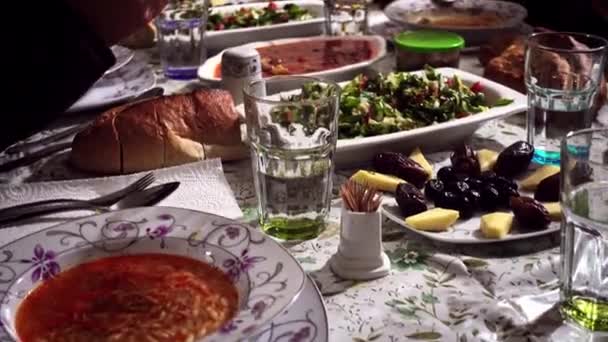 La famille musulmane turque bondée s'arrête et commence à prier Allah pour ses bénédictions sur la table iftar dans le mois du Ramadan avec une délicieuse santé et de la nourriture végétalienne fraîche sur la table 