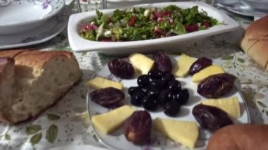 Mutfak masasındaki Türk mutfağının iftar yiyeceği kutsal Ramazan ayında hazırlanır.
