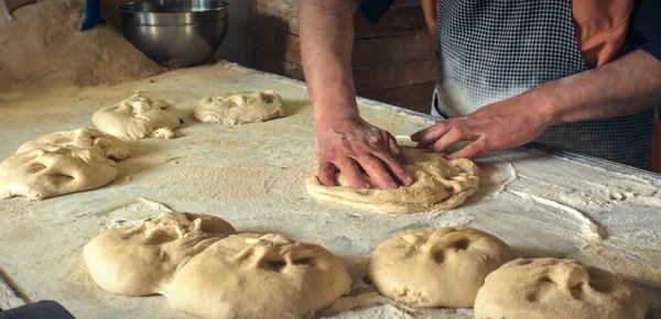 Erkek elini kapat ve geleneksel ramazan ekmeği yapmak için hamur yoğur.
