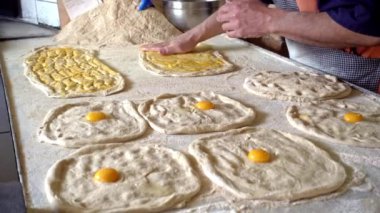 Meşhur ve lezzetli ramazan ekmekleri ustalar tarafından hazırlandı, yumurta sarısı hamuru bekliyordu.