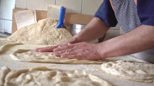 Головокружение Выстрел Турецкого Мусульманского Пекаря Выкатывая Свежее Тесто Сделать Традиционный — стоковое видео