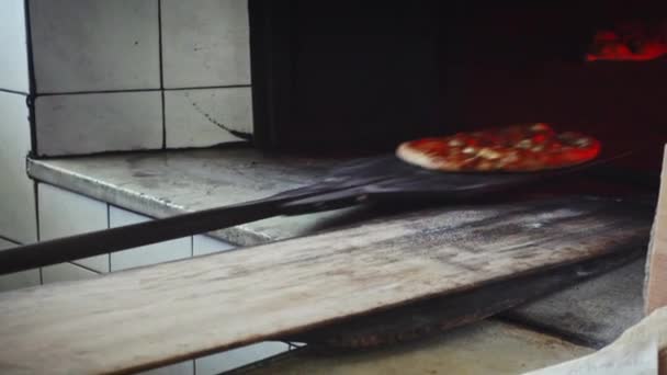 터키의 이슬람교 업자인 전통적 요리인 오븐에서 꺼내어 빵집의 대리석 바닥에 — 비디오