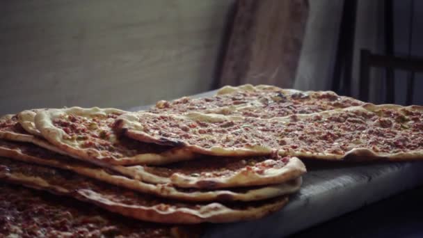 Великолепные Вкусные Пита Свежие Духовки Стоят Прилавке Дымом Выходящим — стоковое видео