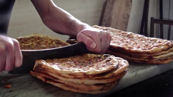 Чоловічі Руки Нарізають Піцу Величезним Ножем — стокове відео