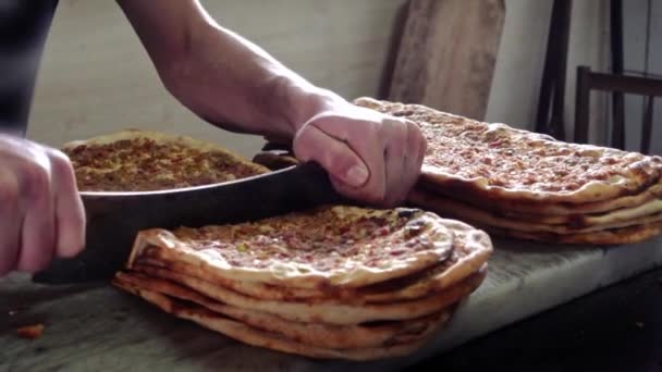 Manos Masculinas Rebanando Pitas Con Cuchillo Enorme — Vídeos de Stock