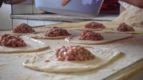 Uno Los Maestros Machos Prepara Pitas Carne Mientras Que Otro — Vídeos de Stock